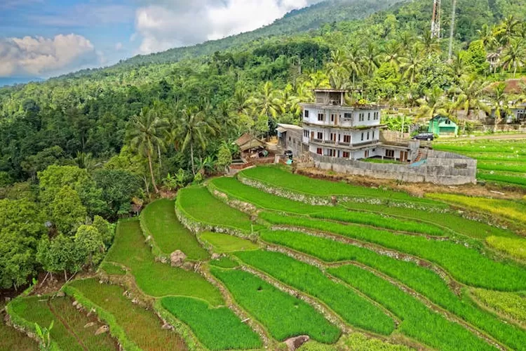 Menelusuri Pesona Tersembunyi di Gunung Sawal Ciamis