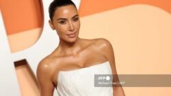 Kim Kardashian di After Party Oscar 2025, Gaunnya Tisu