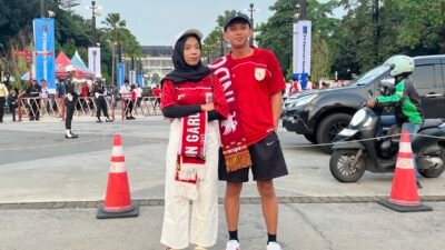 7 Tips Tampil Modis Pakai Jersey Saat Nobar Indonesia vs Jepang