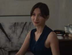 5 Outfit Sheila Dara di Film Sore, Tetap Keren Pakai Baju Cowok