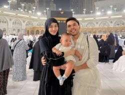 Tetap Modis di Tanah Suci, Ini 2 Gaya Busana Aaliyah Massaid Saat Umroh