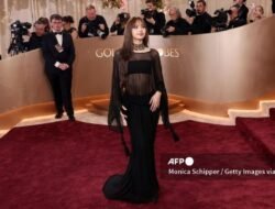 Lisa BLACKPINK Tampil Edgy di Red Carpet Golden Globes