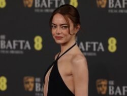 Tampil Minimalis Elegan, Emma Stone Memikat di BAFTA 2026 dengan Louis Vuitton