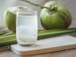 Air kelapa untuk kulit Rahasia cerah & lembap alami yang wajib tahu