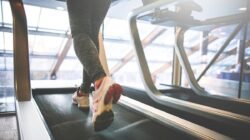 jalan kaki treadmill vs luar