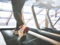 Jalan Kaki Treadmill vs Luar Ruangan Fakta Mengejutkan Mana Lebih Efektif