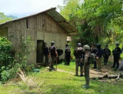 Komandan KKB Philip Kobak Jejak Kelam Bacok Warga dan Bakar SMA