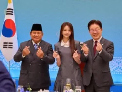 Prabowo pose finger heart bareng Carmen Hearts2Hearts, Bikin Heboh