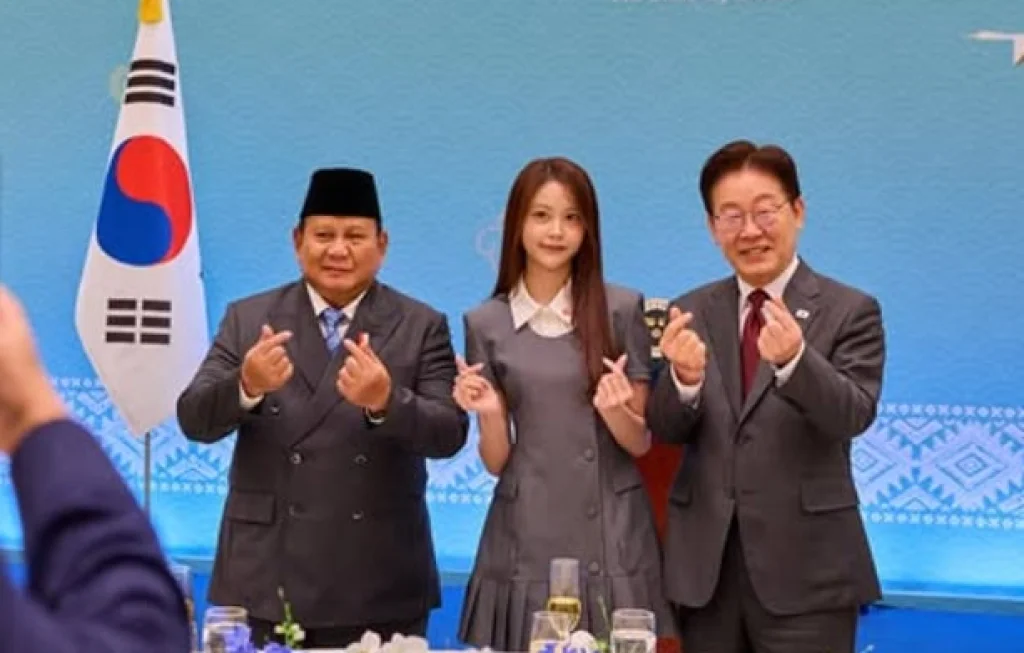 Prabowo pose finger heart