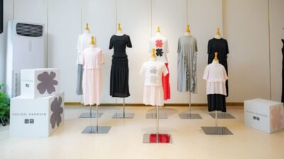 Cecilie Bahnsen Bawa Couture Feminin ke Koleksi Uniqlo Terbaru