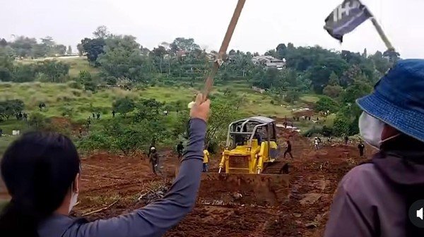 Warga hadang alat berat