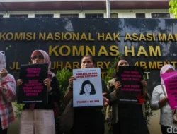 Demo Perempuan Komnas HAM Tabur Bunga dan Pita Hitam Tuntut Keadilan