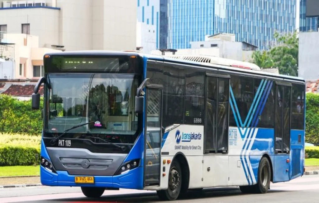 Terobos Jalur Busway